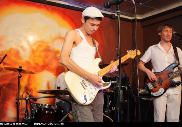 На остановке мелькомбинат новосибирск старая кирпичная башня. Воскресенье 21. Хип хоп плакат. Leche con carne! no use for a name. Воскресенье 21.